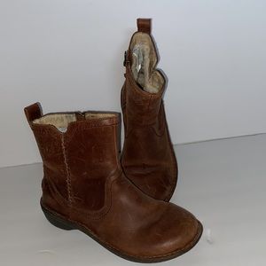UGG s/n 1004177 boots ankle leather size 7 great condition.